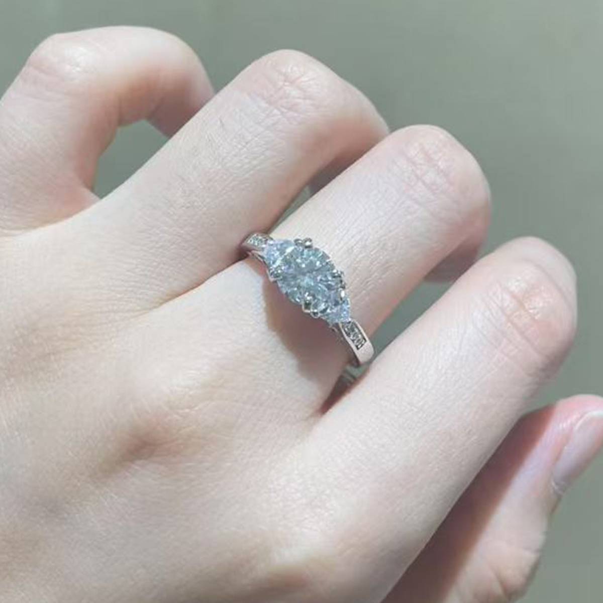 三石款圆钻女戒S925银镀白金定制选款主石莫桑钻2.0ct/副石高碳钻